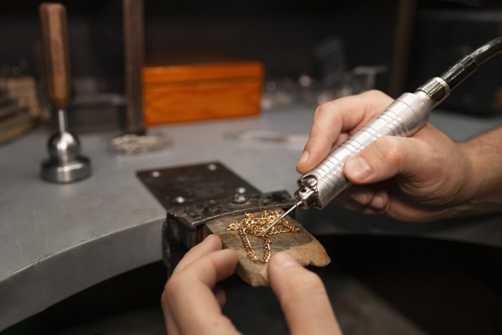 jeweler-s-hands-making-jewellery (2)