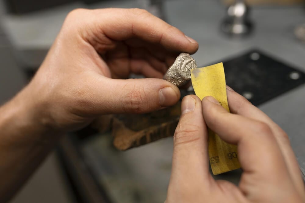 jeweler-s-hands-making-jewellery (3)