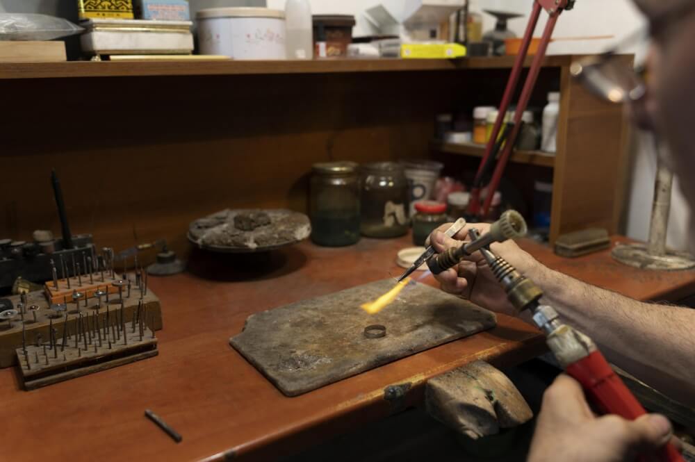 jewelry-maker-working-alone-atelier (1)